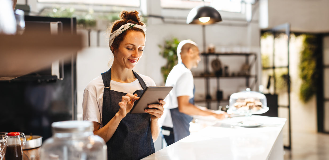 Il tuo team è demotivato e la colpa non è loro. Il problema è nel sistema: micro-management che soffoca l'autonomia, visione aziendale poco chiara che non ispira, e obiettivi vaghi che non motivano all'azione. Stai assumendo talenti per poi controllare ogni loro mossa, privandoli di ownership e purpose. La soluzione? Trasforma il tuo approccio leadership. Definisci una visione chiara, fissa obiettivi misurabili, concedi vera autonomia. Costruisci un ambiente dove le persone possano crescere, contribuire e sentirsi parte di qualcosa di grande. Il potenziale del tuo team è già lì: 