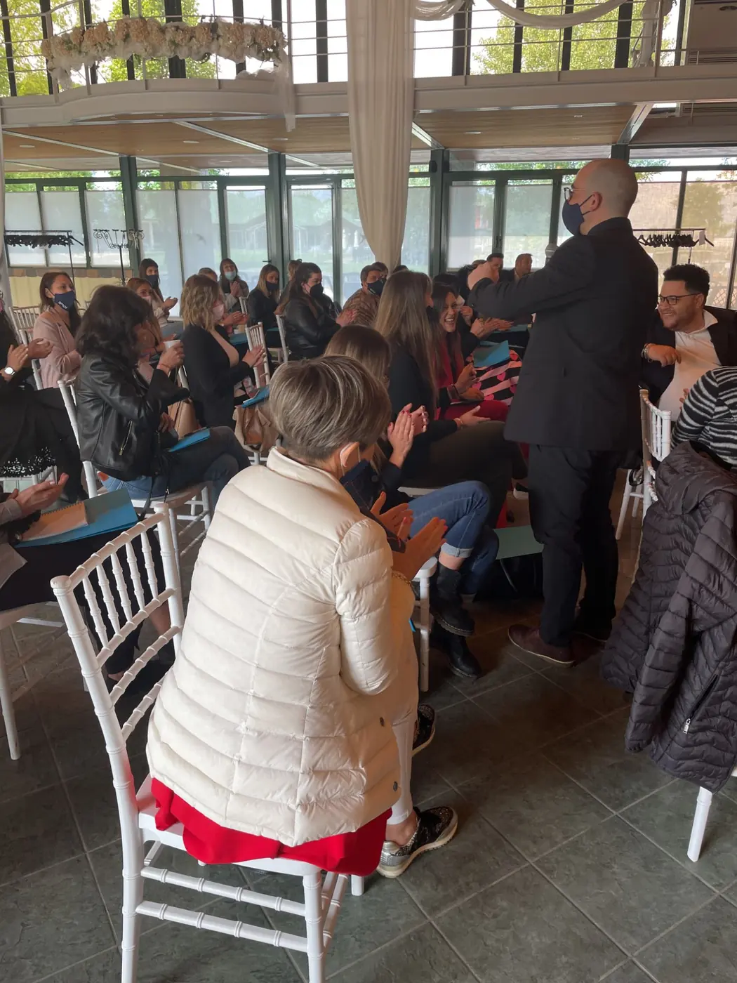 Il pubblico applaude durante un evento aziendale con mentalismo