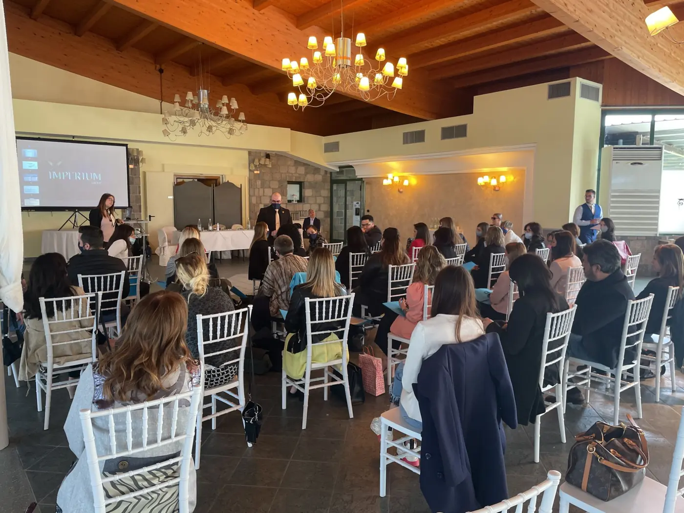 Sala di un evento aziendale con il relatore davanti al pubblico