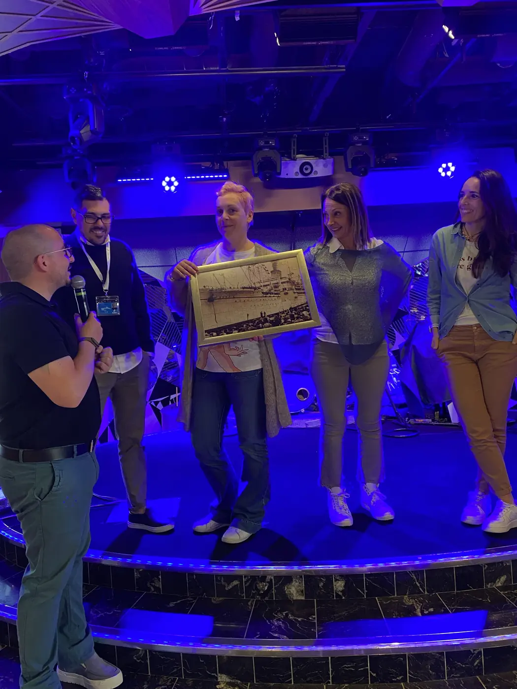 Evento a bordo: il mentalista con il microfono parla ai partecipanti sul palco