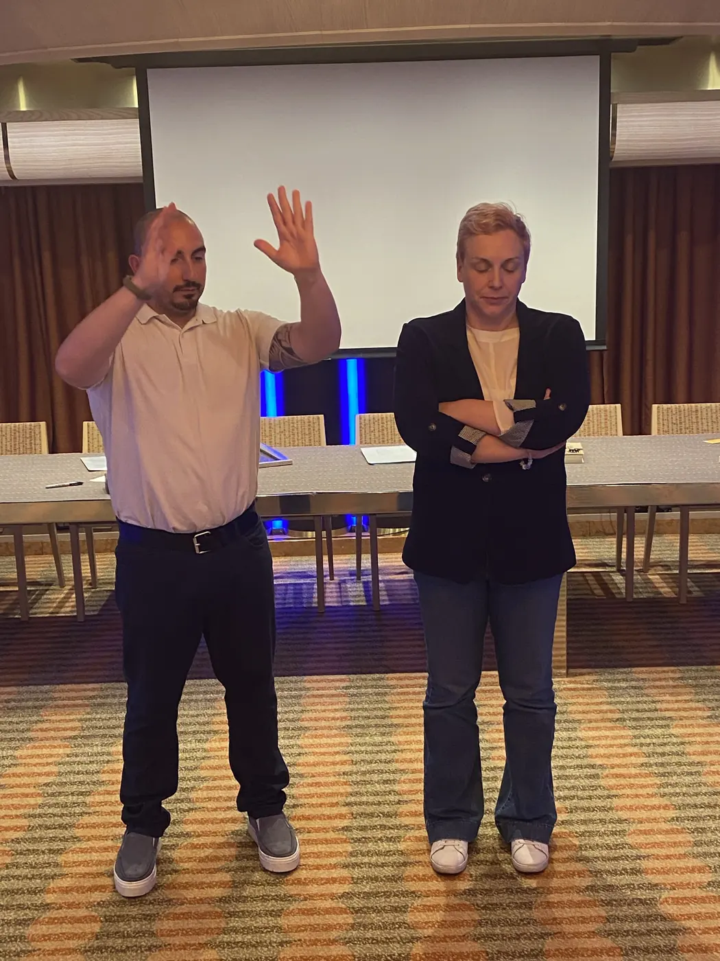 Esperimento di mentalismo con una partecipante durante un evento aziendale